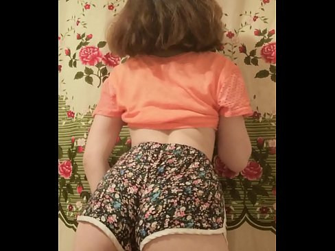 ❤️ Seksīga jauna skaistule izģērbjas no šortiem kamerā ❌ Porno pie mums
