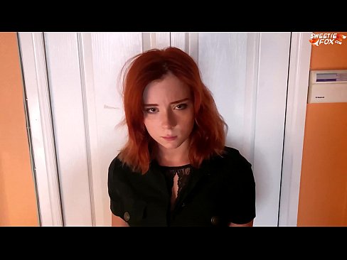 ❤️ Apsargs sodīja skaistu sievieti par zādzību veikalā - sperma mutē ❌ Porno pie mums