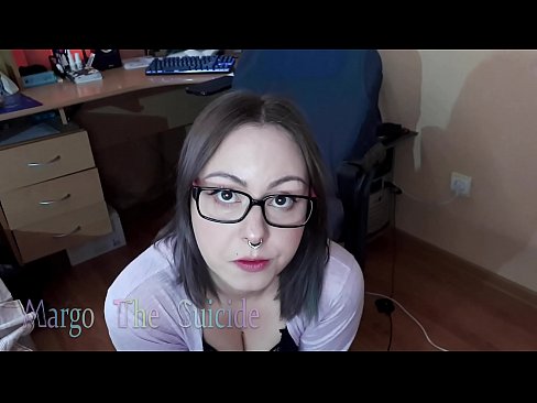 ❤️ Seksīga meitene ar brillēm sūc dildo dziļi kamerā ❌ Porno pie mums
