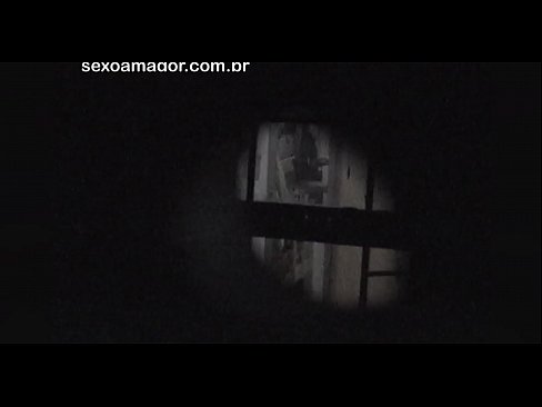 ❤️ Blondīnīte tiek slepeni filmēta ar kaimiņu vuajeru, kurš slēpjas aiz dobiem ķieģeļiem ❌ Porno pie mums