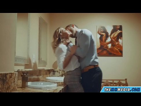 ❤️ Kad krūtiska blondīne pavedina tevi publiskā tualetē ❌ Porno pie mums